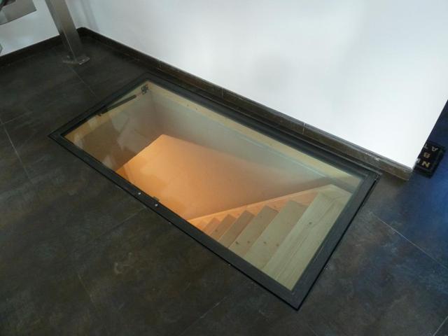 这还不是多此一举楼梯口加个盖板封起来上下楼来回不麻烦吗