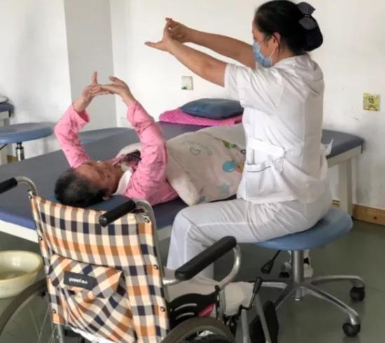 子女无暇照顾养老院护工不敢接收失能老人成烫手山芋