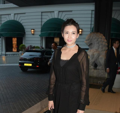 51岁邱淑贞中年发福