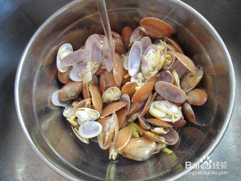 10  把花甲再清洗几次,把没肉的壳去掉,冲好后控水.