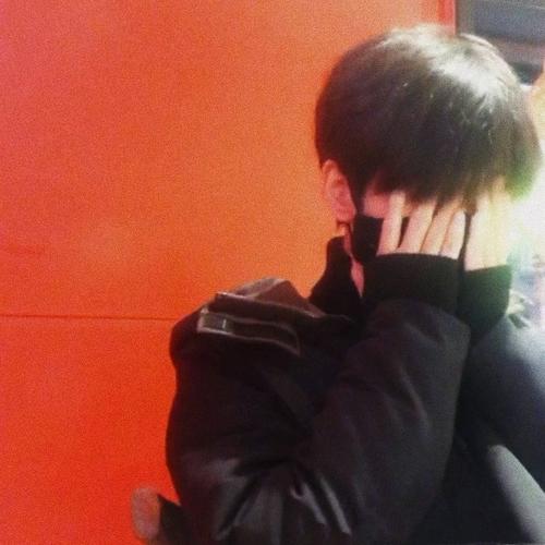 可爱地捏了捏刚刚抓起来的白色小马"你就是b站知名主播花少北吧~薯片