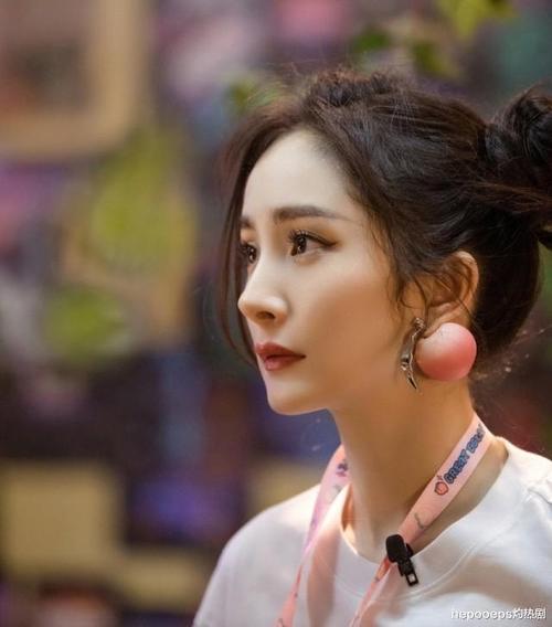 杨幂造型太亮眼,丸子头少女感十足