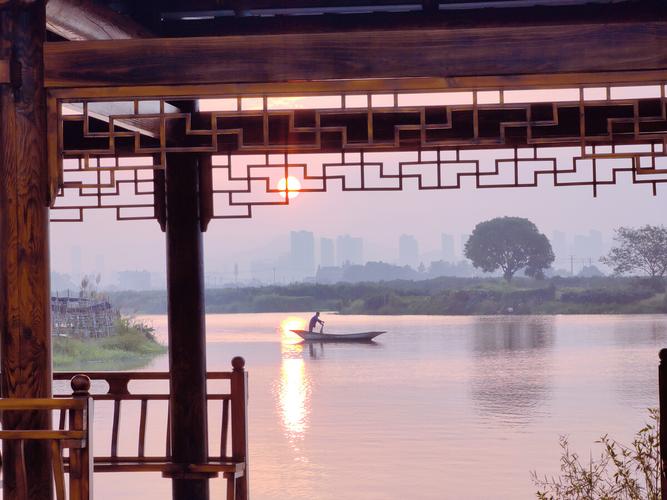 温州三垟湿地公园拍摄的太阳下的小船