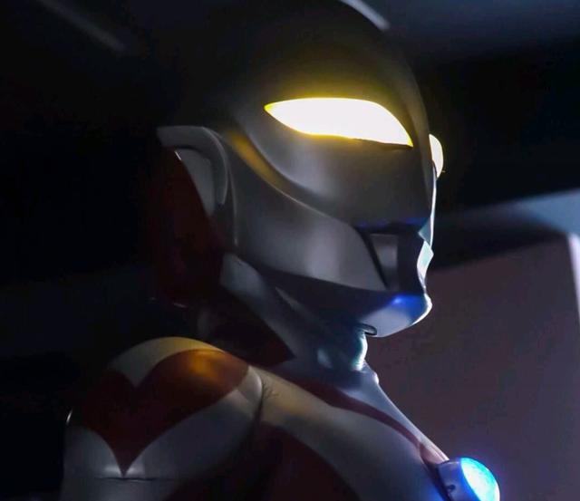 奥特曼:白色贝利亚皮套公开,眼神邪魅,痞帅的风格令人印象深刻