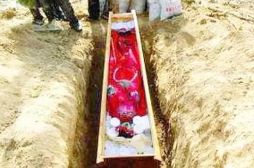 村民修路挖出棺材,躺着一具张牙舞爪的女尸,双腿间还有不明黑物