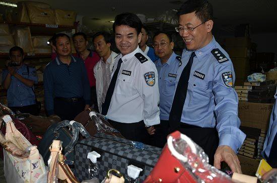 汕头市副市长,市公安局长江楷鑫(中)带队察看近期查获的特大制假