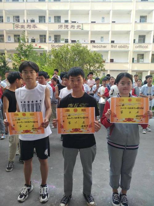 众志成城,力拔山河――记赣源中学八年级拔河比赛