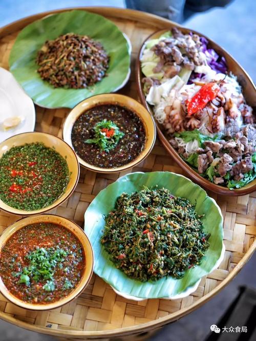 冷拼旁边是各种撒撇,因费时费工,被称为典型的傣族功夫大菜(图   沫沫