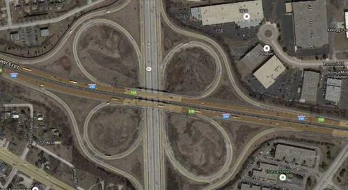 苜蓿叶式立交桥相邻两个方向左转冲突怎么解决?