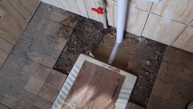 与马桶比,蹲坑安装也太简单了,卫生间水泥齐平铺上瓷砖就完工了