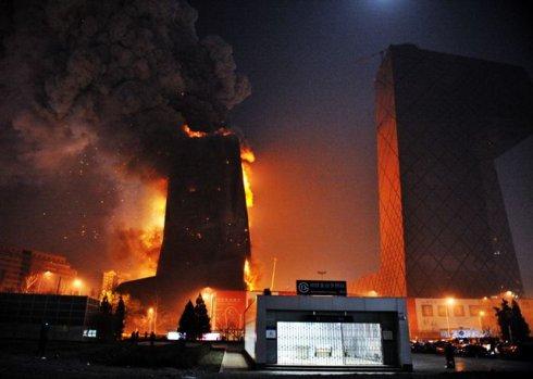 看潘石屹拍的央视大楼火灾现场(相机不错的说)