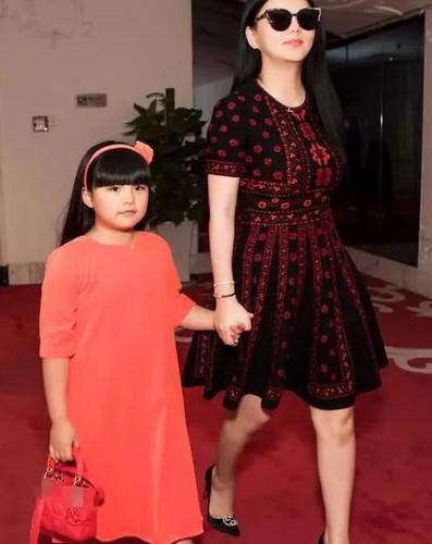 开启放假模式!11岁王诗龄晒搞怪自拍,手链又露富了