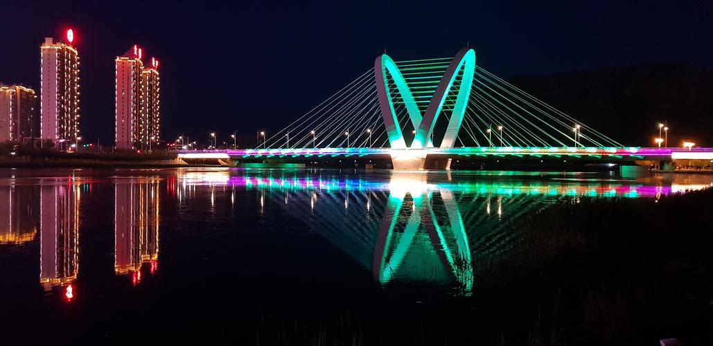 大凌河又是朝阳的一道风景线,市民休闲的好地方