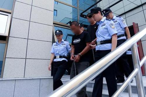 女法警也不让须眉!