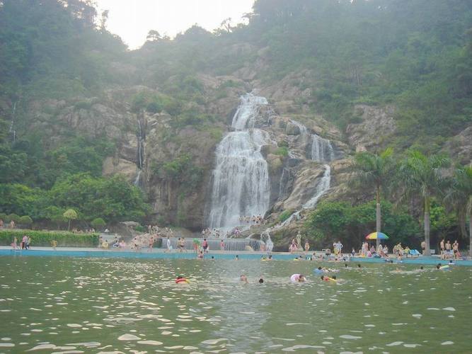 芙蓉峡,俗称铁城,位于浙江缙云县仙都景区内,与鼎湖峰遥遥相对,距县城