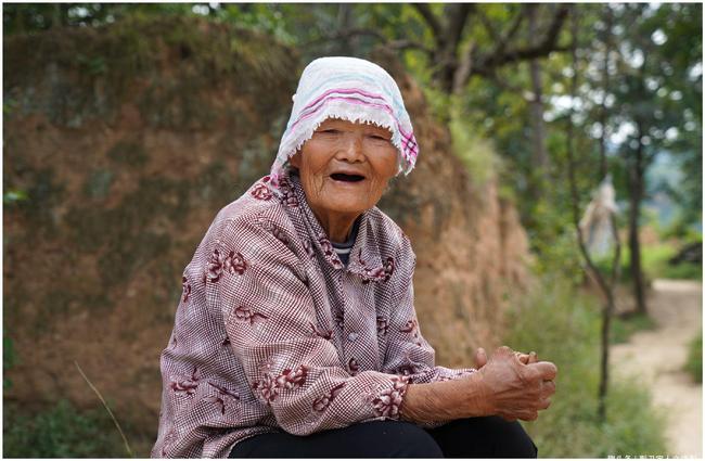 河南77岁老奶奶守着百年大屋不住蜗居偏房她说有承诺