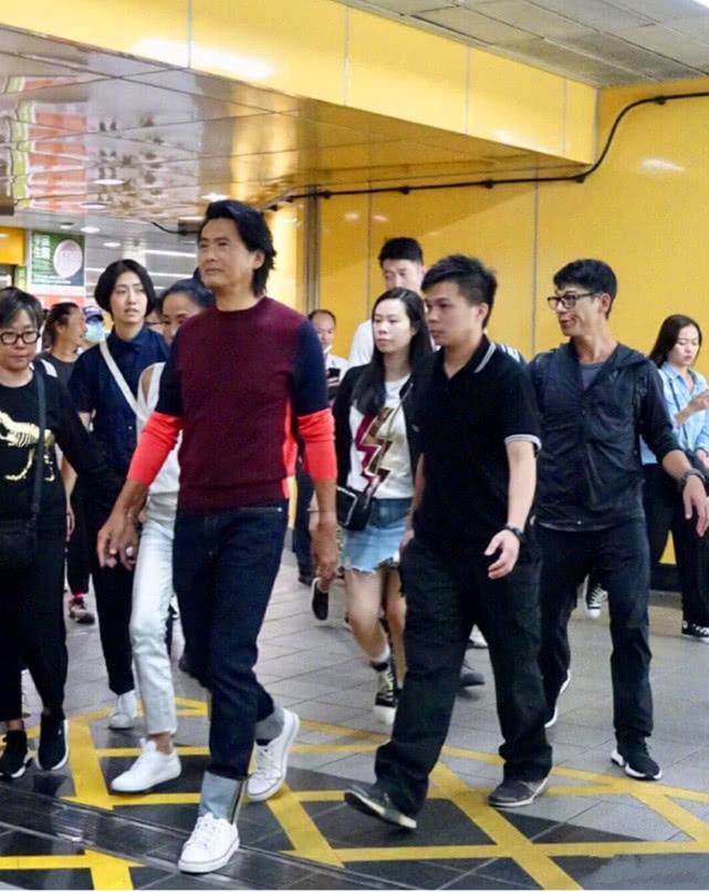 和身高182的周润发合照,王祖贤还是女神,刘德华成迷你