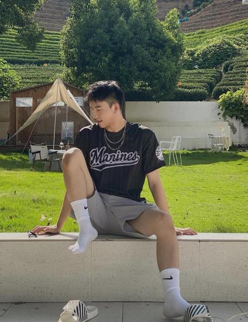 阳光大男孩变身"禁欲系"白袜小奶狗