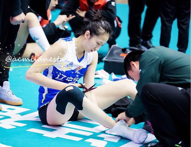 原创揪心丁霞赛后剪掉脚上厚厚的胶带疼痛难忍险落泪