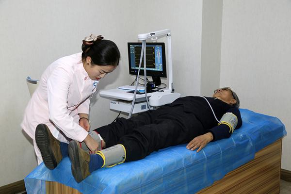 兰州四零七体检中心开业当天为一位顾客作动脉硬化检测.