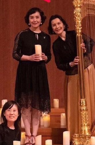 肖雄严晓频穿得真像亲姐妹毛开衫半身裙默契清雅又洋气