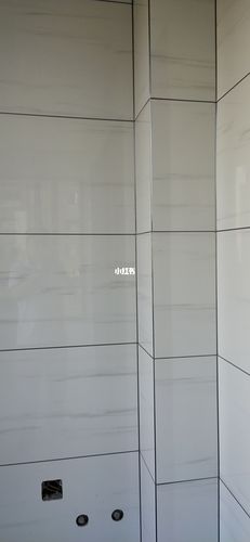 由于家里原因,耽搁了时间,美缝钟终于完成了,墙面用的银色,地面用的