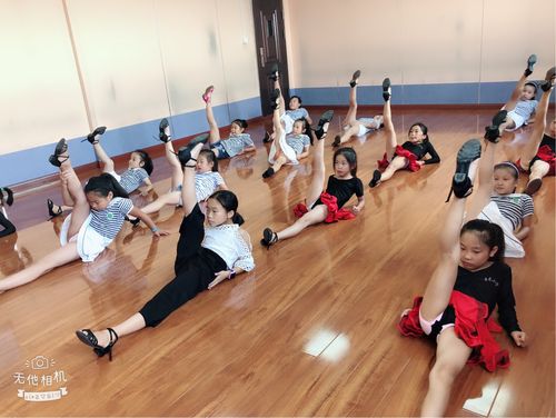 认真压腿蹦腿,让腿脚的柔韧性和力度更好.