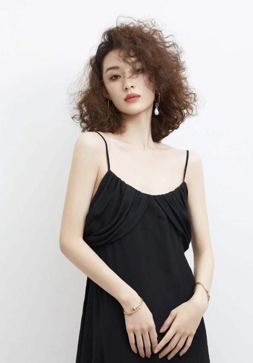 孙佳雨时尚达人,自带美丽娇羞