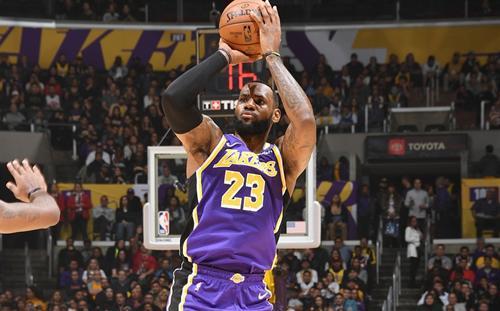 6慢镜3细节诠释,湖人为何爆冷负魔术?詹姆斯罕见表情揭真因