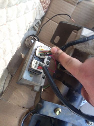 夏利n3电子助力转向机电脑线都是接什么的