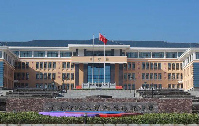 这所被镇雄老百姓称为"城南中学",于2016年7月20日竣工验收投入使用.