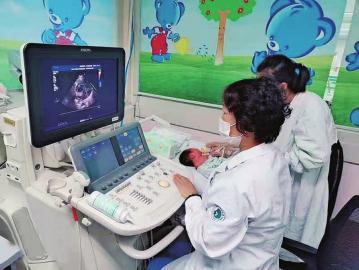 "记者在济南市妇幼保健院b超室门口碰到了前来孕检的王女士.