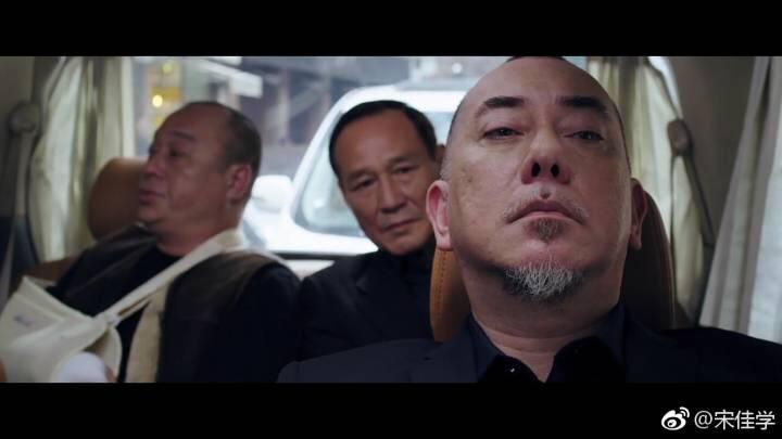 答案 前面的是黄秋生,后面左边是吴志雄,右边是陈慧敏,电影叫潜龙风云
