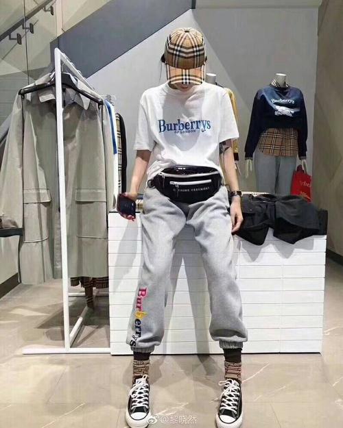 裤子现货中品名:burberry彩色字母运动裤颜色: 浅麻灰尺码:s-m-l-xl