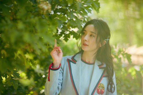 杨幂漫步花丛把西装穿出了仙味,随便一拍都是绝美壁纸