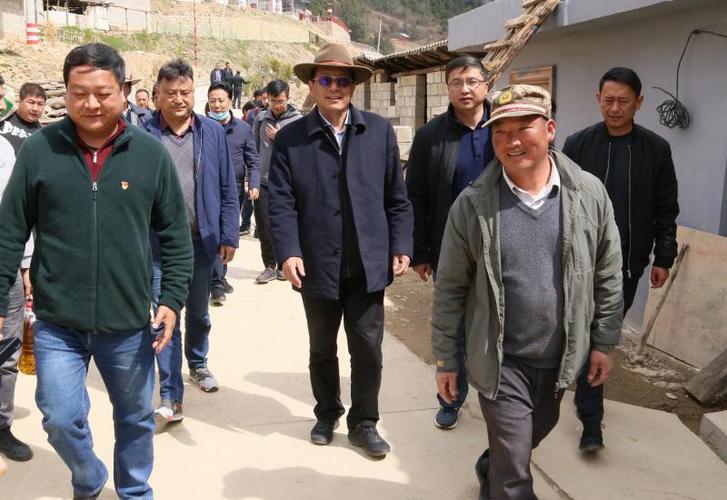 在维西县永春乡四保村易地搬迁点大梁子村民小组走访贫困户.