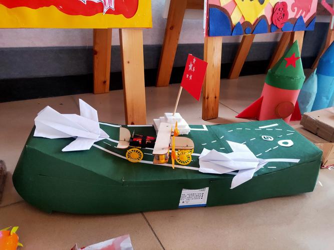 家长朋友们也提前给宝贝们普及了相关的知识,还一起做了国防科技手工