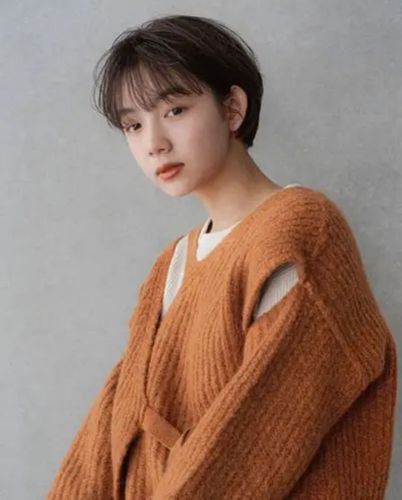 将中性元素和层次感融入到这款短发上,特别是发尾部分,外翘的自然卷度