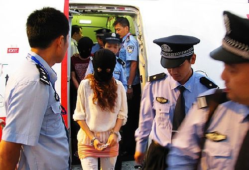 14:50飞机降落在厦门机场,东航向警方交接35名台湾籍犯罪嫌疑人