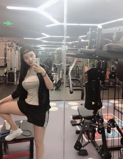 现实中的徐冬冬便是这样,穿着运动装都能穿出不良家妇女的感觉,能让