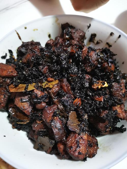 但屡劝不改,且人菜瘾大,对自己的厨艺迷之自信 即使没烧糊的菜也看