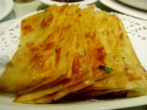  p>烫面葱香油饼是一道美食,制作原料主要有 b> a href="#" data