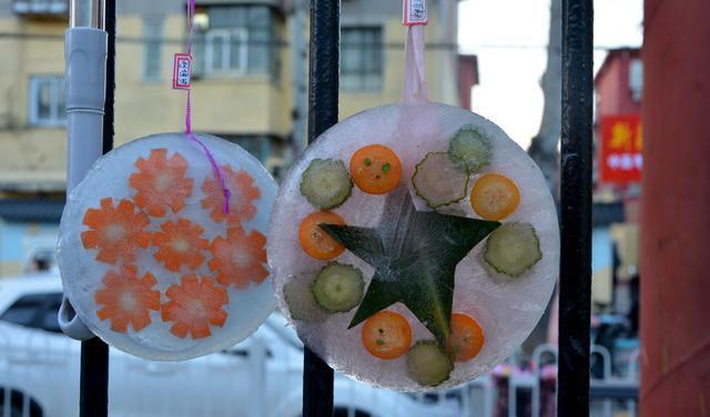 孩子们和家长制作的具有独特风格的冰灯.