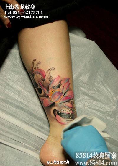女人腿部艳丽流行的莲花纹身