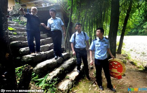 重庆:法官捧国徽乘溜索进村普法