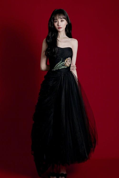 郑爽抹胸黑裙性感写真图片