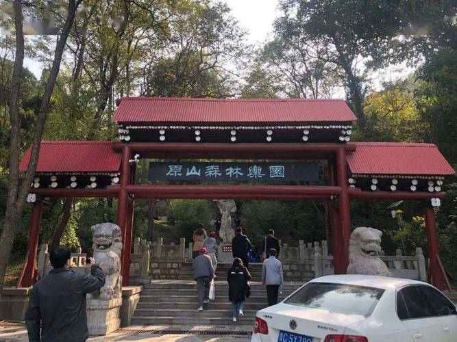 " 不是每一个地方都能像漫原山森林公园一样 群山起伏,层峦叠嶂,景象