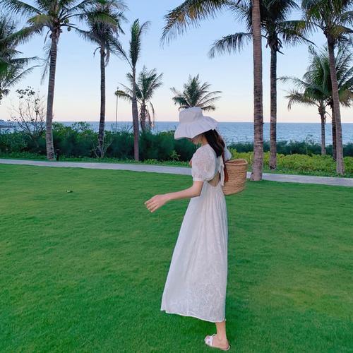 夏季吊带露背连衣裙长裙显瘦海边度假沙滩裙超仙三亚旅游衣服拍照