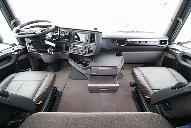 内饰斯堪尼亚,外观奔驰阿克托斯,这款国产重卡什么来头?