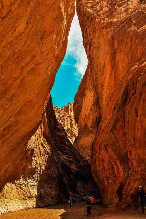 全景为岩盐喀斯特地貌和峡谷雅丹地貌为代表的地质遗迹和地质景观.